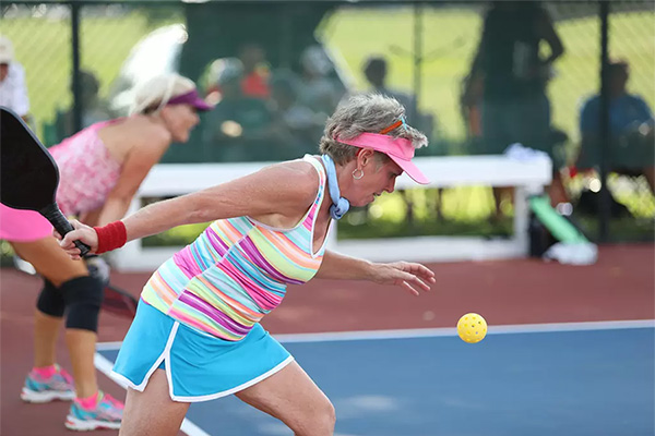 Mujer mayor activa jugando al pickleball